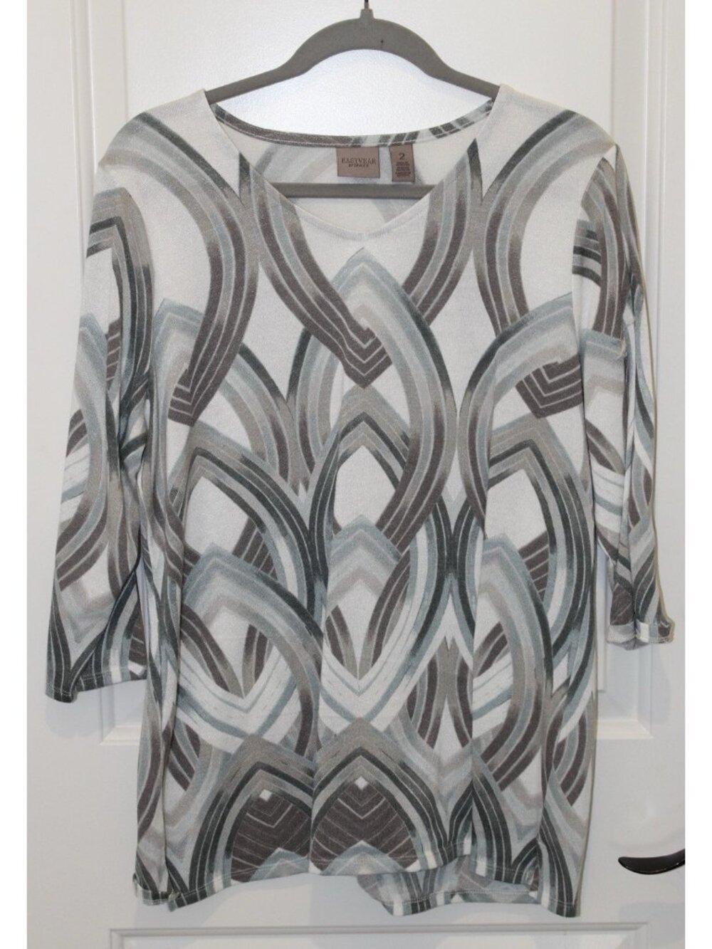 Chico's Size 2 (Size 12) Gray And White Geometric Sweater Pullover